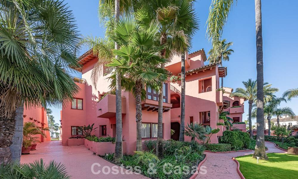 Gemoderniseerd, eerstelijnsstrand appartement te koop in een toonaangevend strandcomplex tussen Marbella en Estepona 802489