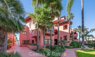 Gemoderniseerd, eerstelijnsstrand appartement te koop in een toonaangevend strandcomplex tussen Marbella en Estepona 802489 