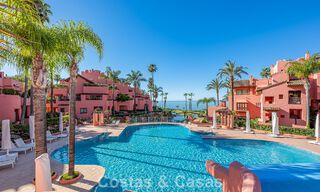 Gemoderniseerd, eerstelijnsstrand appartement te koop in een toonaangevend strandcomplex tussen Marbella en Estepona 802490 