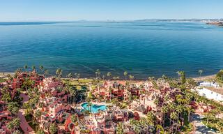 Gemoderniseerd, eerstelijnsstrand appartement te koop in een toonaangevend strandcomplex tussen Marbella en Estepona 802491 