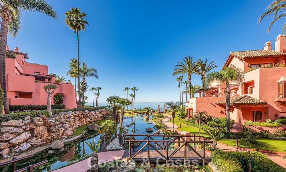 Gemoderniseerd, eerstelijnsstrand appartement te koop in een toonaangevend strandcomplex tussen Marbella en Estepona 802492