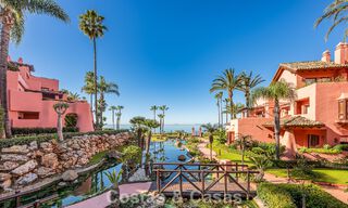 Gemoderniseerd, eerstelijnsstrand appartement te koop in een toonaangevend strandcomplex tussen Marbella en Estepona 802492 