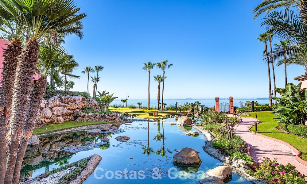 Gemoderniseerd, eerstelijnsstrand appartement te koop in een toonaangevend strandcomplex tussen Marbella en Estepona 802493
