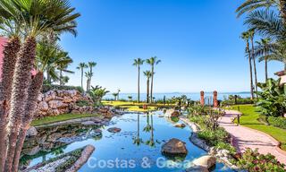 Gemoderniseerd, eerstelijnsstrand appartement te koop in een toonaangevend strandcomplex tussen Marbella en Estepona 802493 