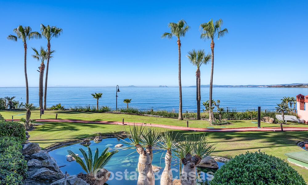 Gemoderniseerd, eerstelijnsstrand appartement te koop in een toonaangevend strandcomplex tussen Marbella en Estepona 802494