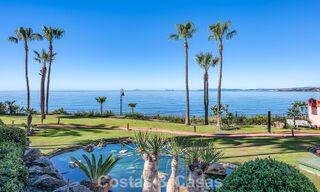 Gemoderniseerd, eerstelijnsstrand appartement te koop in een toonaangevend strandcomplex tussen Marbella en Estepona 802494 