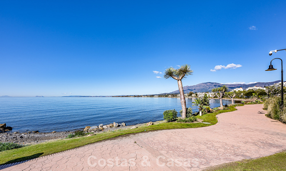 Gemoderniseerd, eerstelijnsstrand appartement te koop in een toonaangevend strandcomplex tussen Marbella en Estepona 802495