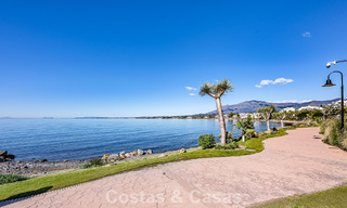 Gemoderniseerd, eerstelijnsstrand appartement te koop in een toonaangevend strandcomplex tussen Marbella en Estepona 802495 