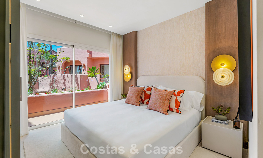 Gemoderniseerd, eerstelijnsstrand appartement te koop in een toonaangevend strandcomplex tussen Marbella en Estepona 802498