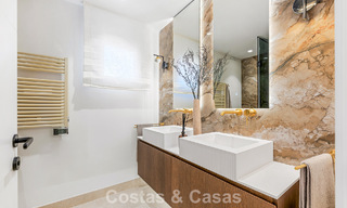 Gemoderniseerd, eerstelijnsstrand appartement te koop in een toonaangevend strandcomplex tussen Marbella en Estepona 802501 