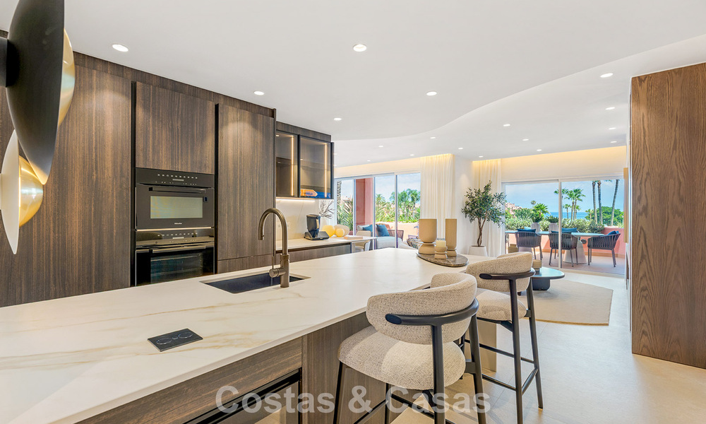 Gemoderniseerd, eerstelijnsstrand appartement te koop in een toonaangevend strandcomplex tussen Marbella en Estepona 802502
