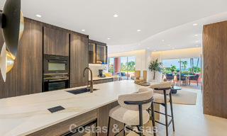 Gemoderniseerd, eerstelijnsstrand appartement te koop in een toonaangevend strandcomplex tussen Marbella en Estepona 802502 