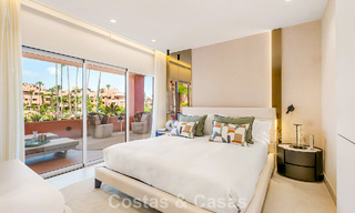 Gemoderniseerd, eerstelijnsstrand appartement te koop in een toonaangevend strandcomplex tussen Marbella en Estepona 802504 