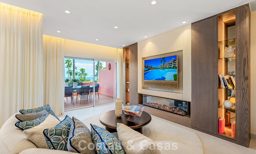 Gemoderniseerd, eerstelijnsstrand appartement te koop in een toonaangevend strandcomplex tussen Marbella en Estepona 802505