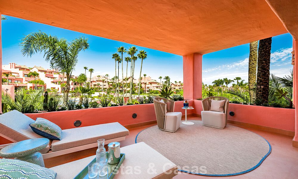 Gemoderniseerd, eerstelijnsstrand appartement te koop in een toonaangevend strandcomplex tussen Marbella en Estepona 802507