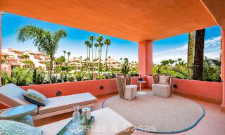 Gemoderniseerd, eerstelijnsstrand appartement te koop in een toonaangevend strandcomplex tussen Marbella en Estepona 802507 