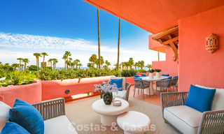 Gemoderniseerd, eerstelijnsstrand appartement te koop in een toonaangevend strandcomplex tussen Marbella en Estepona 802508 