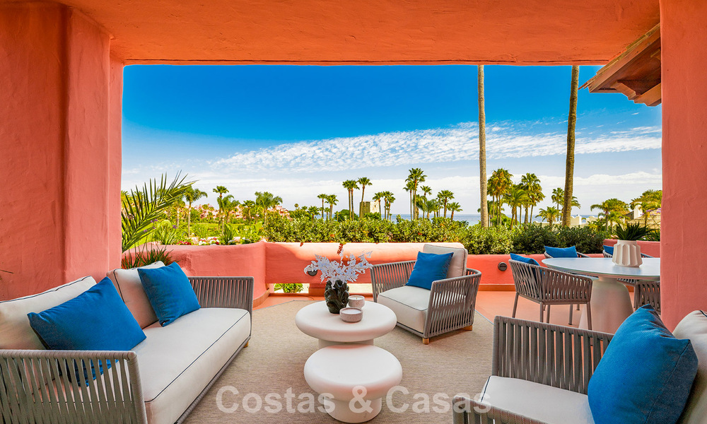 Gemoderniseerd, eerstelijnsstrand appartement te koop in een toonaangevend strandcomplex tussen Marbella en Estepona 802509
