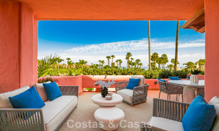 Gemoderniseerd, eerstelijnsstrand appartement te koop in een toonaangevend strandcomplex tussen Marbella en Estepona 802509 
