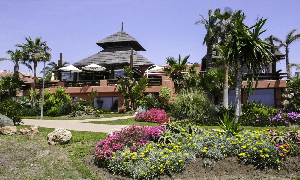 Gemoderniseerd, eerstelijnsstrand appartement te koop in een toonaangevend strandcomplex tussen Marbella en Estepona 802640