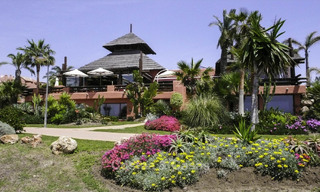 Gemoderniseerd, eerstelijnsstrand appartement te koop in een toonaangevend strandcomplex tussen Marbella en Estepona 802640 