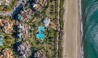Gemoderniseerd strandappartement met onbelemmerd panoramisch zeezicht te koop, New Golden Mile, Marbella - Estepona 802511 