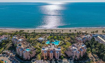 Gemoderniseerd strandappartement met onbelemmerd panoramisch zeezicht te koop, New Golden Mile, Marbella - Estepona 802512