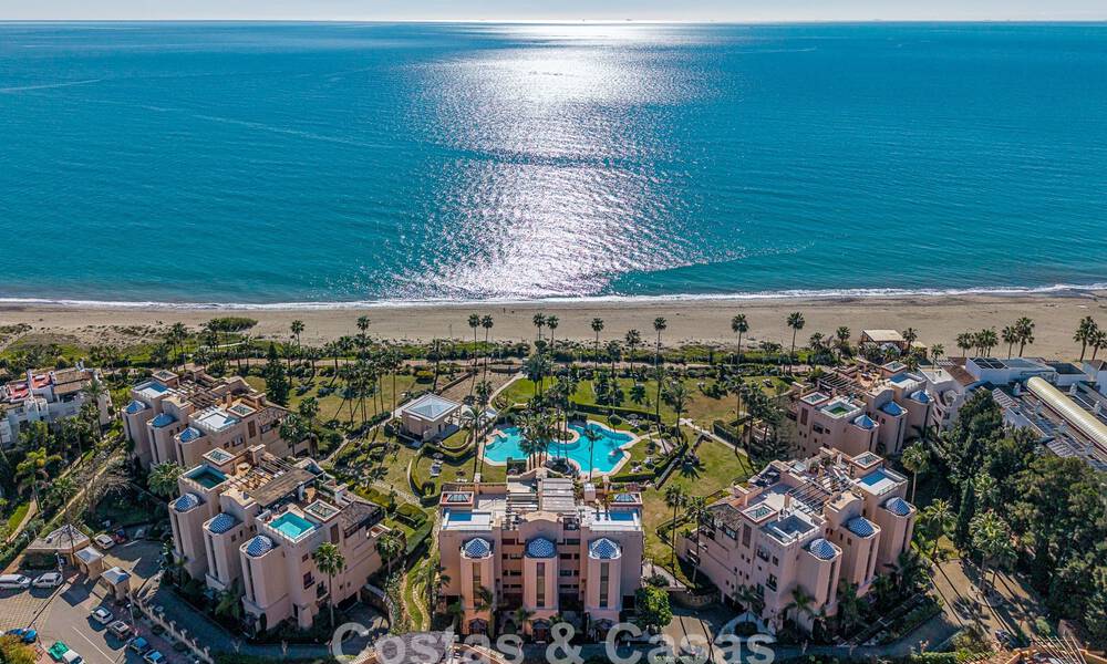 Gemoderniseerd strandappartement met onbelemmerd panoramisch zeezicht te koop, New Golden Mile, Marbella - Estepona 802512