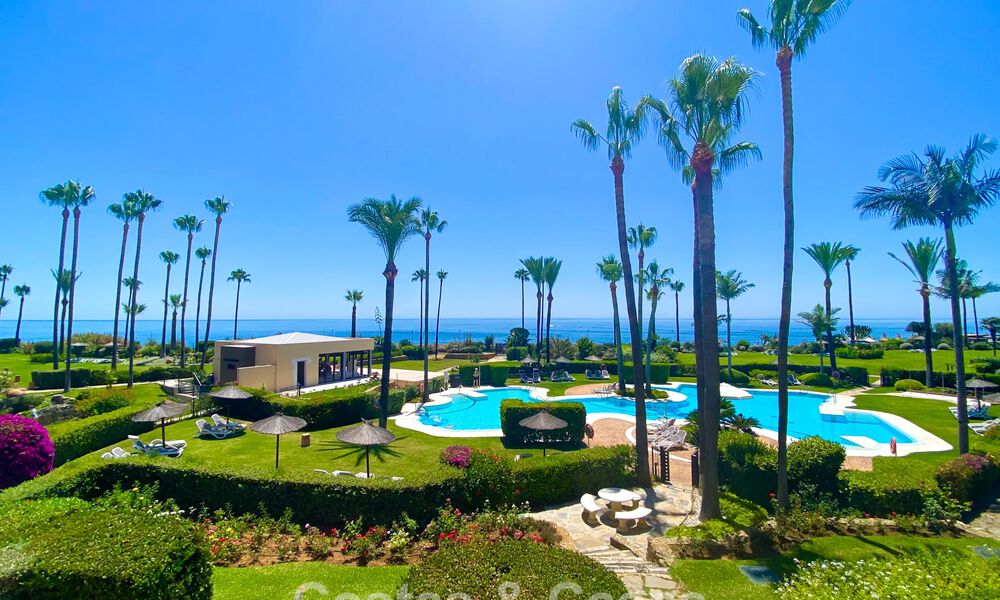 Gemoderniseerd strandappartement met onbelemmerd panoramisch zeezicht te koop, New Golden Mile, Marbella - Estepona 802513