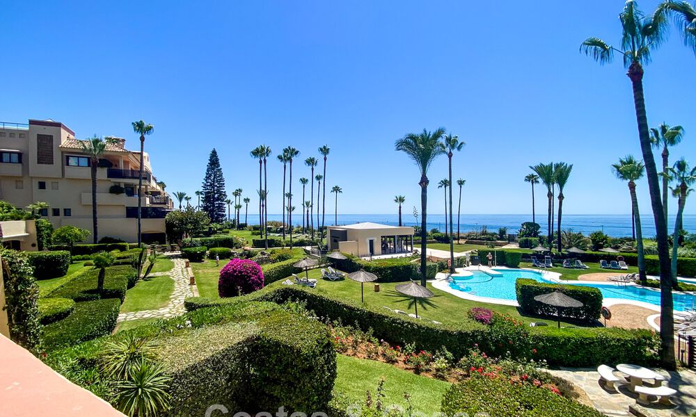 Gemoderniseerd strandappartement met onbelemmerd panoramisch zeezicht te koop, New Golden Mile, Marbella - Estepona 802514