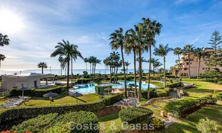 Gemoderniseerd strandappartement met onbelemmerd panoramisch zeezicht te koop, New Golden Mile, Marbella - Estepona 802520 