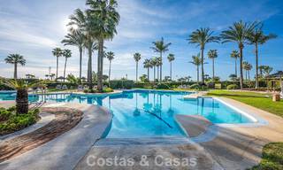 Gemoderniseerd strandappartement met onbelemmerd panoramisch zeezicht te koop, New Golden Mile, Marbella - Estepona 802521 