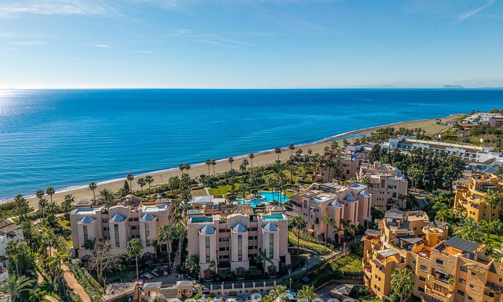 Gemoderniseerd strandappartement met onbelemmerd panoramisch zeezicht te koop, New Golden Mile, Marbella - Estepona 802523