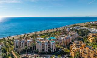 Gemoderniseerd strandappartement met onbelemmerd panoramisch zeezicht te koop, New Golden Mile, Marbella - Estepona 802523 