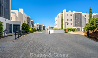 Eigentijds appartement te koop in een vernieuwend lifestyle-complex in Fuengirola, Costa del Sol 802530 
