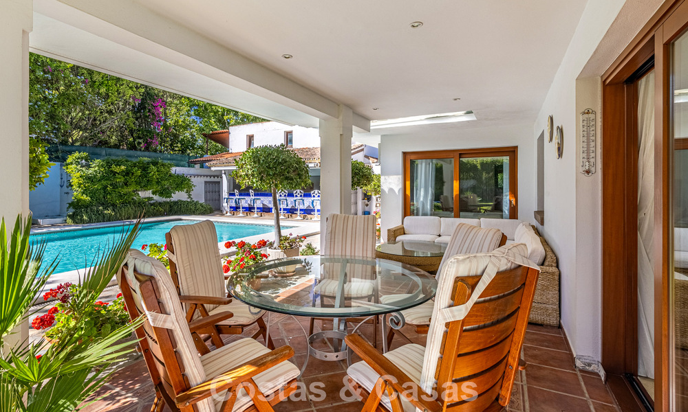 Beachside villa op een steenworp van het strand te koop aan de gewilde New Golden Mile tussen Marbella en Estepona 802565