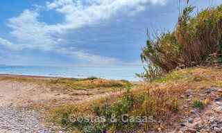 Beachside villa op een steenworp van het strand te koop aan de gewilde New Golden Mile tussen Marbella en Estepona 802568 