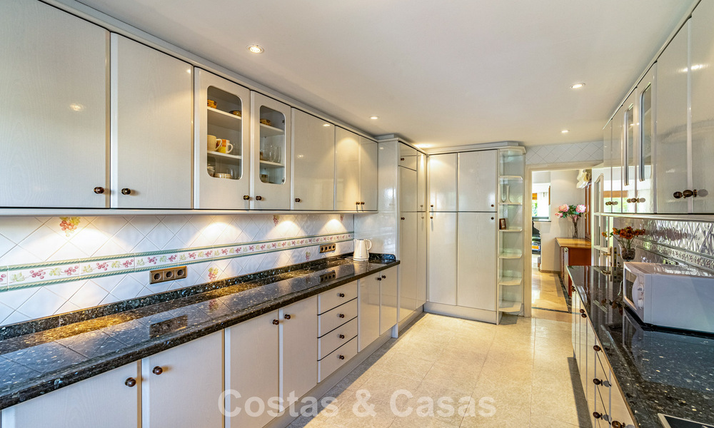 Beachside villa op een steenworp van het strand te koop aan de gewilde New Golden Mile tussen Marbella en Estepona 802572