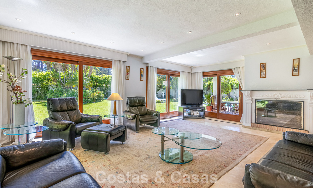Beachside villa op een steenworp van het strand te koop aan de gewilde New Golden Mile tussen Marbella en Estepona 802576