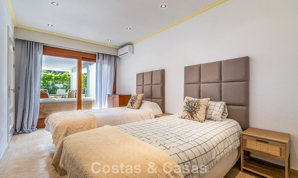 Beachside villa op een steenworp van het strand te koop aan de gewilde New Golden Mile tussen Marbella en Estepona 802578