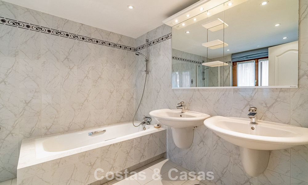 Beachside villa op een steenworp van het strand te koop aan de gewilde New Golden Mile tussen Marbella en Estepona 802583