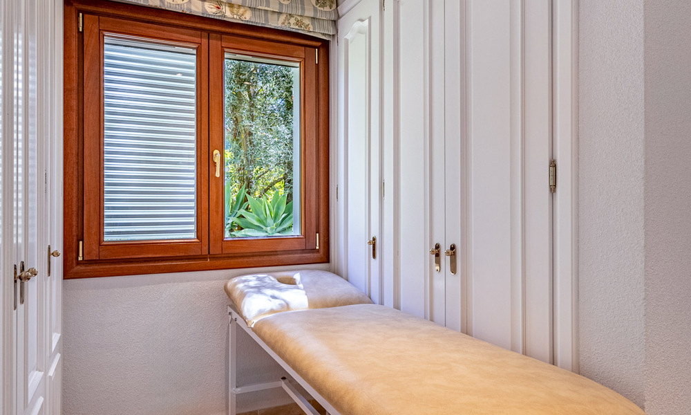 Beachside villa op een steenworp van het strand te koop aan de gewilde New Golden Mile tussen Marbella en Estepona 802584