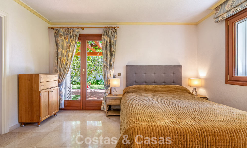 Beachside villa op een steenworp van het strand te koop aan de gewilde New Golden Mile tussen Marbella en Estepona 802585