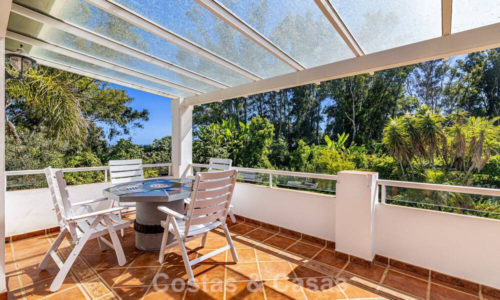Beachside villa op een steenworp van het strand te koop aan de gewilde New Golden Mile tussen Marbella en Estepona 802589