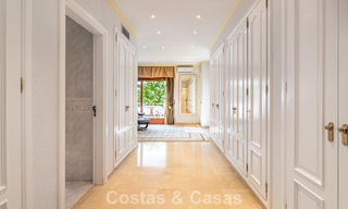 Beachside villa op een steenworp van het strand te koop aan de gewilde New Golden Mile tussen Marbella en Estepona 802592 