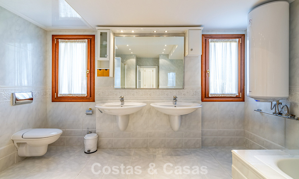 Beachside villa op een steenworp van het strand te koop aan de gewilde New Golden Mile tussen Marbella en Estepona 802593