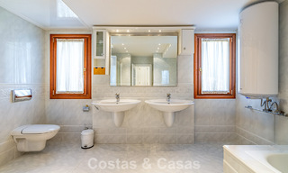 Beachside villa op een steenworp van het strand te koop aan de gewilde New Golden Mile tussen Marbella en Estepona 802593 