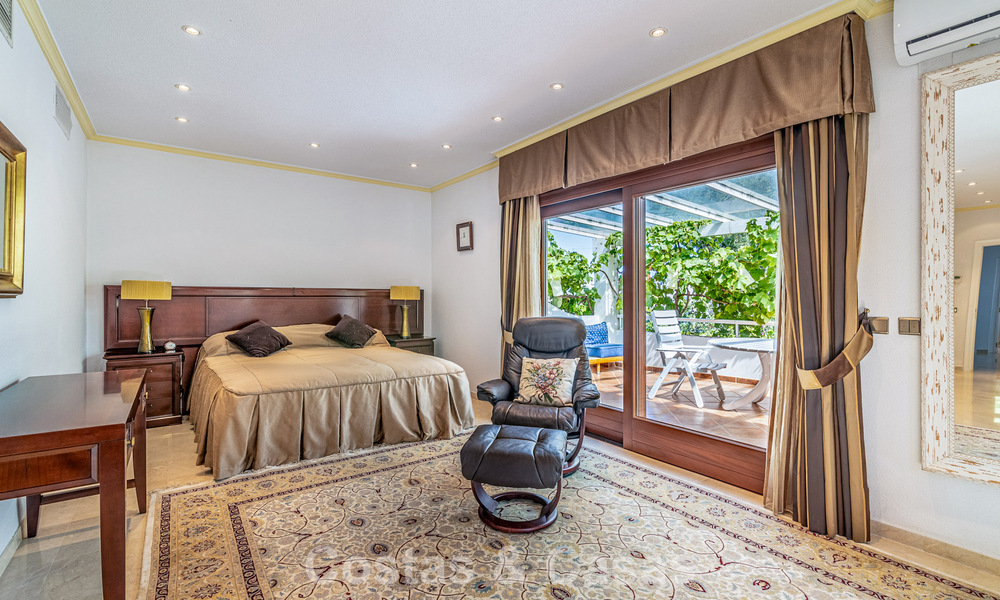 Beachside villa op een steenworp van het strand te koop aan de gewilde New Golden Mile tussen Marbella en Estepona 802594