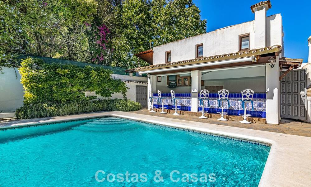 Beachside villa op een steenworp van het strand te koop aan de gewilde New Golden Mile tussen Marbella en Estepona 802598