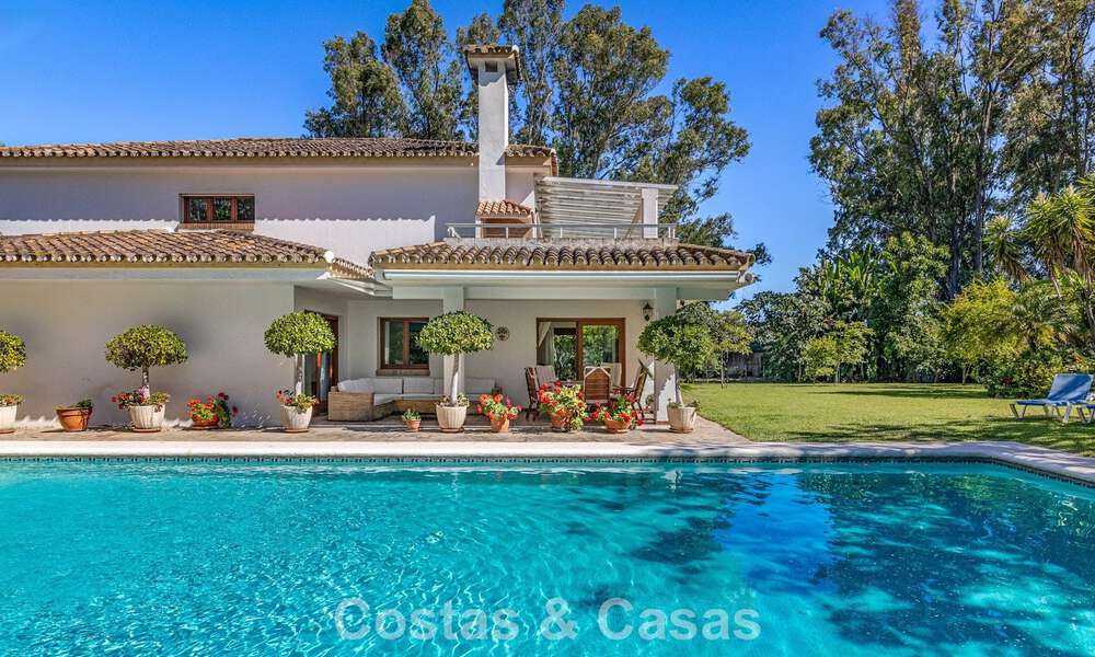 Beachside villa op een steenworp van het strand te koop aan de gewilde New Golden Mile tussen Marbella en Estepona 802600